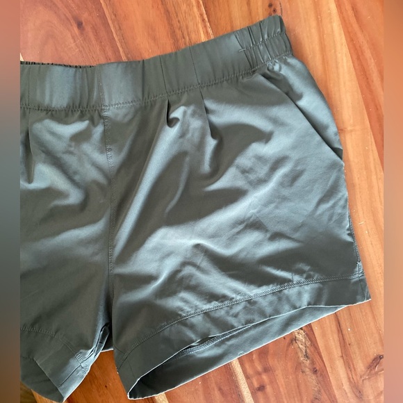 Zyia Active Pleated Workout Olive Green Pocket Mesh Lined Shorts - Picture 4 of 4